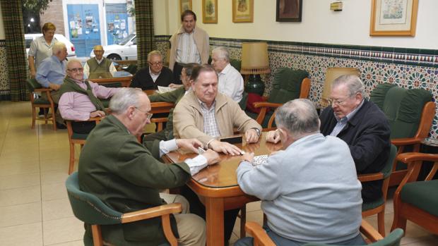 Por ejemplo, para una pensión mínima de 639,30 euros que cobra un jubilado con 65 años le corresponderá un extra de 140,3 euros