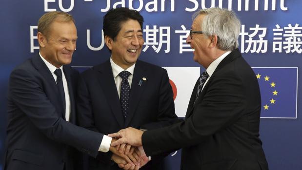 Donald Tusk (iz.), presidente del Consejo Europeo; Shinzo Abe (centro), primer ministro nipón; y Jean-Claude Juncker, presidente de la Comisión Europea, durante su cumbre en Japón
