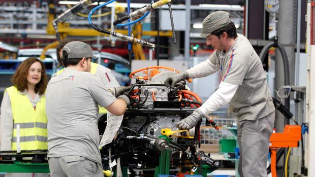 En comparación con el mes de mayo, la producción industrial corregida de junio ha bajado un 0,6%