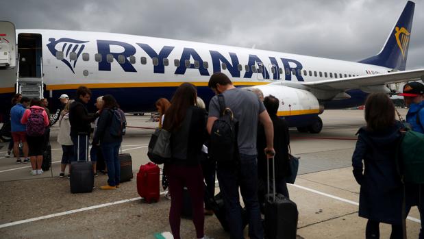 Facua ha recordado que, según la Ley de Navegación Aérea, el transportista está obligado a transportar de forma gratuita en cabina, como equipaje de mano, los objetos y bultos que el viajero lleve consigo,