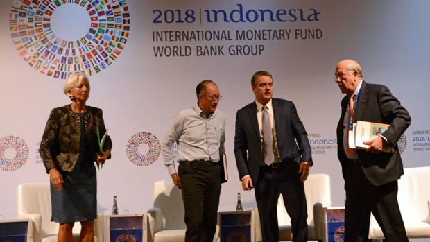 De izquierda a derecha., Christine Lagarde, directora gerente del FMI; Jim Yong Kim, presidente del Banco Mundial; Roberto Azevedo, director general de la OMC; y Ángel Gurría, secretario general de la OCDE, esta semana en la asamblea anual del FMI en Bali (Indonesia)