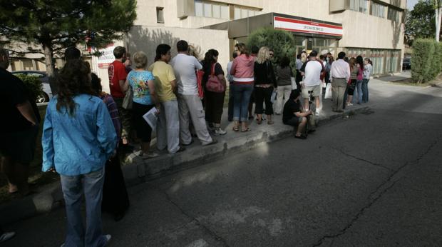 Imagen de archivo de una cola de desempleados ante una oficina de empleo en Madrid