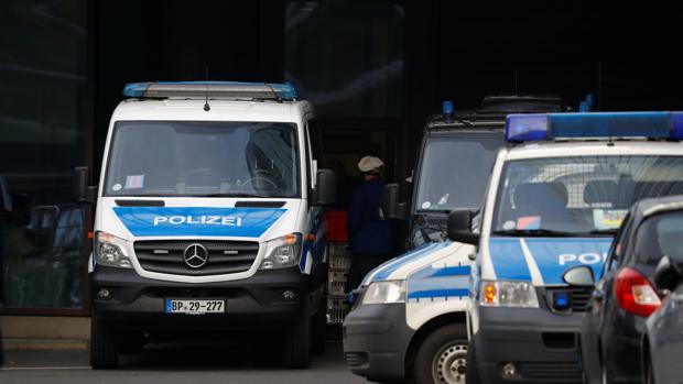 Vehículos de la Policía alemana en las oficinas centrales de Deutsche Bank