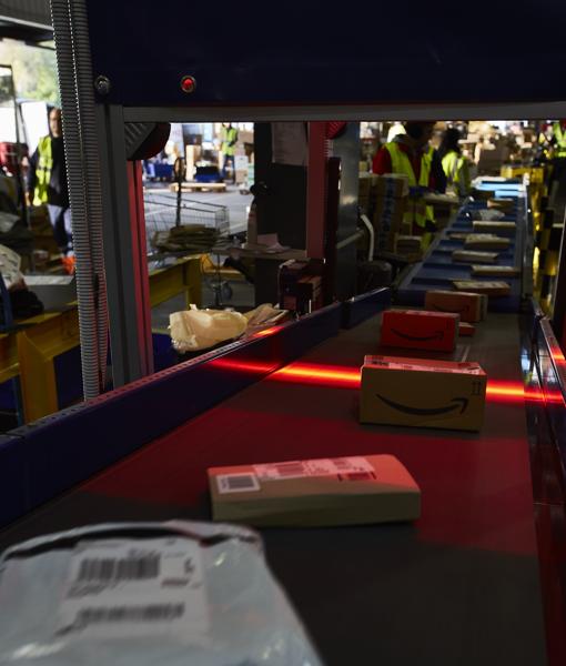Una cinta de Correos Express leyendo paquetes