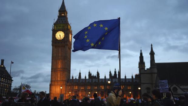 Un hombre porta la bandera de la Unión Europea en pleno centro de Londres