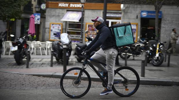 Un repartidor de Deliveroo