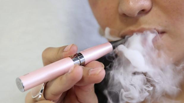 Una imagen de archivo de una mujer fumando un cigarrillo electrónico