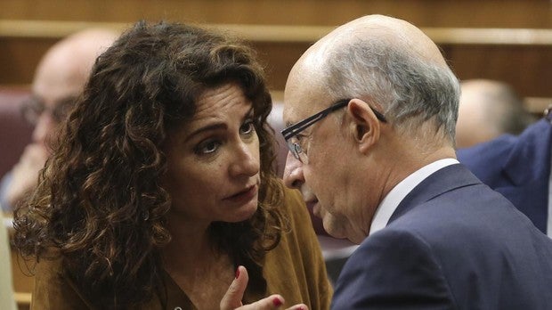 La ministra de Hacienda,, María Jesús Montero y su predecesor, Cristóbal Montoro