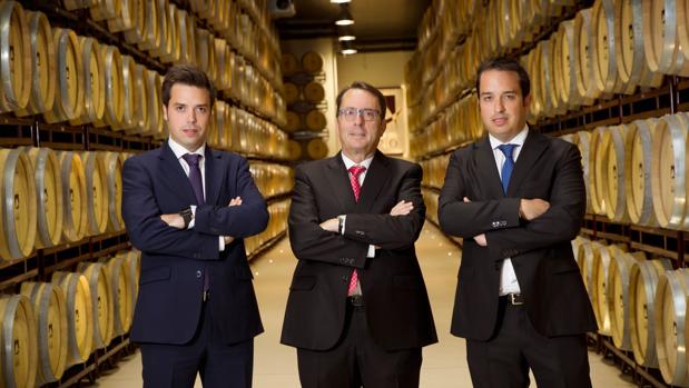 De izda a dcha: Jorge Rivero, director comercial del Grupo «Marqués del Atrio», Jesús Rivero director general de la firma y Manuel Rivero, responsable de Operaciones
