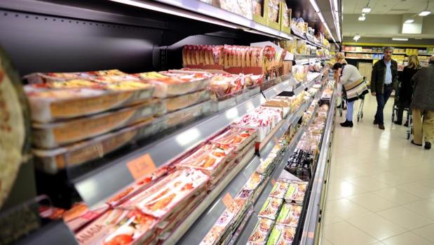 Supermercado con productos de marca blanca en sus estanterías