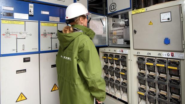 Una empleada de la distribuidora de Iberdrola revisa una instalación eléctrica