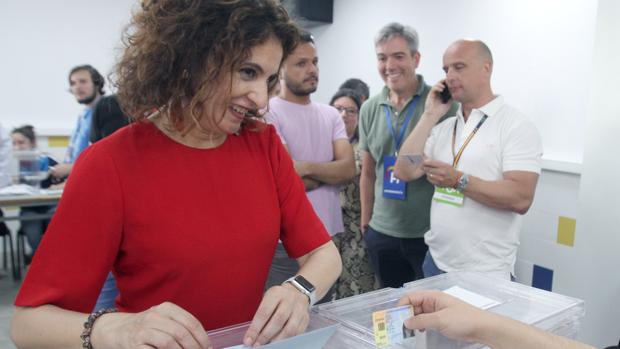 La ministra de Hacienda en funciones, María Jesús Montero, ayer, votando en Sevilla