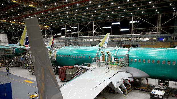 Un avión 737 Max siendo pintado en la fábrica de Boeing en Renton, Washington