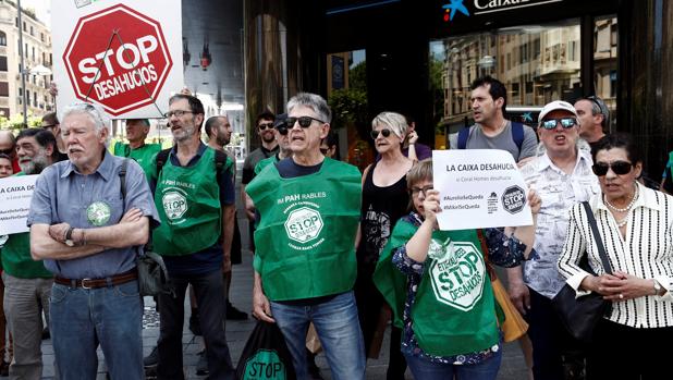 La plataforma Stop Desahucios durante una concentración convocada el pasado martes frente a una entidad bancaria en Pamplona