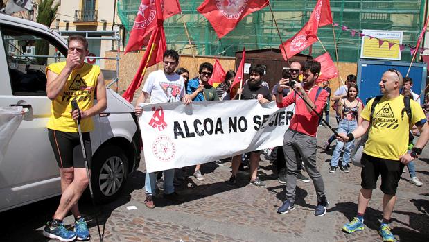 Decenas de trabajadores de Alcoa están realizando una marcha desde Asturias a Madrid