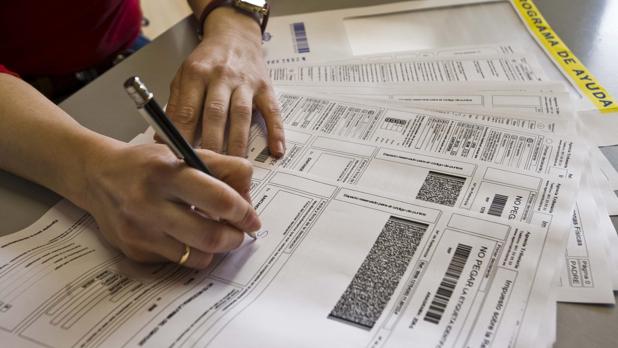 Un contribuyente cumplimentando la declaración de la Renta