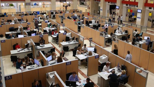 Funcionarios atendiendo en una oficina madrileña de la Agencia Tributaria