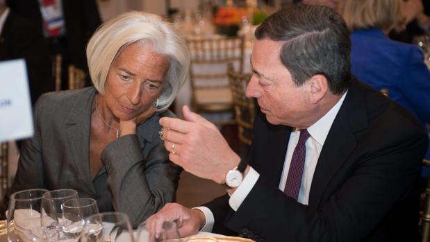Lagarde sucederá a Drahgi (dcha) al frente del BCE, tras dos mandatos al frente del Fondo Monetario Internacional (FMI)