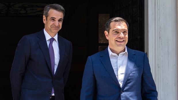 Kyriakos Mitsotakis (izq.), nuevo primer ministro griego, observa la marcha de su predecesor, Alexis Tsipras