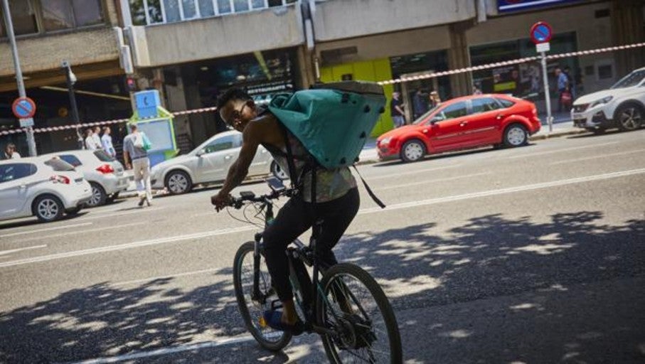 Glovo y otras plataformas piden que se reconozcan a los «riders» como autónomos y otras cuatro noticias