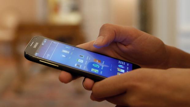 Facua recuerda que las compañías de telefonía móvil deben enviar al usuario un mensaje con información sobre las tarifas que vayan a aplicarles en «roaming» cuando lleguen al país de destino, siempre que sea fuera de la Unión Europea