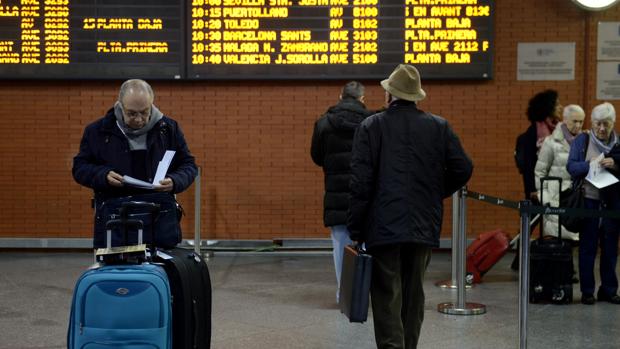 Viajeros durante la huelga de Renfe en la estación de Atocha, en octubre del año pasado
