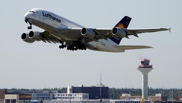 Un avión de Lufthansa despega del aeropuerto de Fráncfort (Alemania)