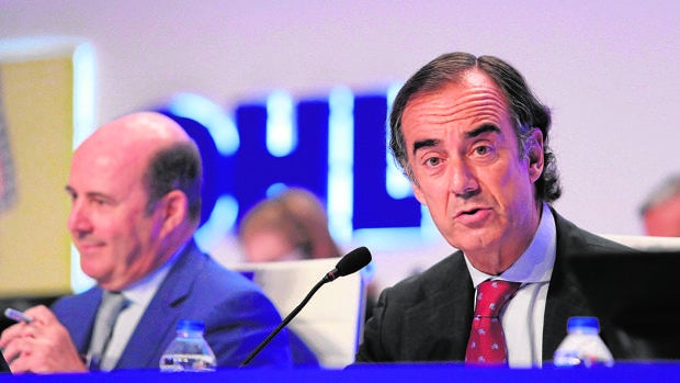 El presidente de OHL, Juan Villar-Mir de Fuentes (dcha)