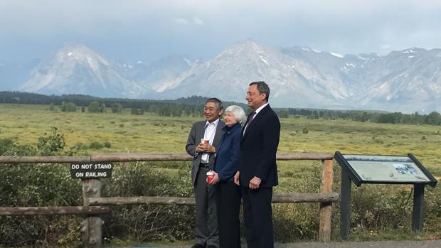 Imagen de archivo de la edición de la reunión de Jackson Hole correspondiente a 2017: solo Mario Draghi (dcha), presidente del BCE continúa en su cargo