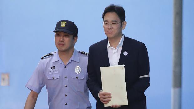 Lee Jae-yong, acompañado por un policía