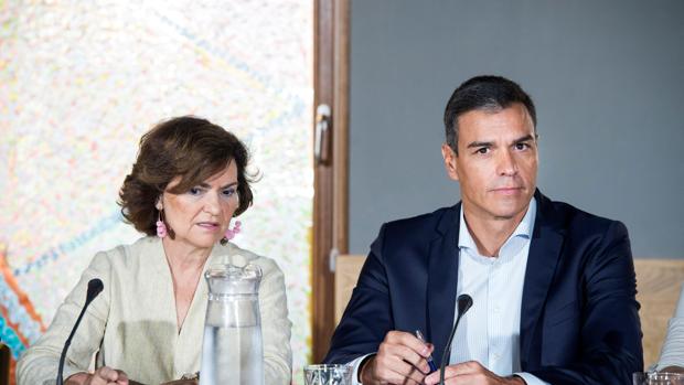 l presidente del Gobierno en funciones,Pedro Sánchez, acompañado por la vicepresidenta en funciones,Carmen Calvo,