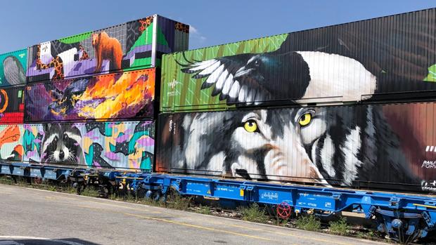 Artistas urbanos de los países involucrados han pintado los contenedores del Tren de Noé
