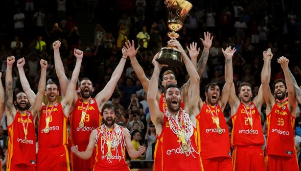El alero de la selección española de baloncesto Rudy Fernández y sus compañeros, con el trofeo que les acredita vencedores del Mundial de Baloncesto de China 2019