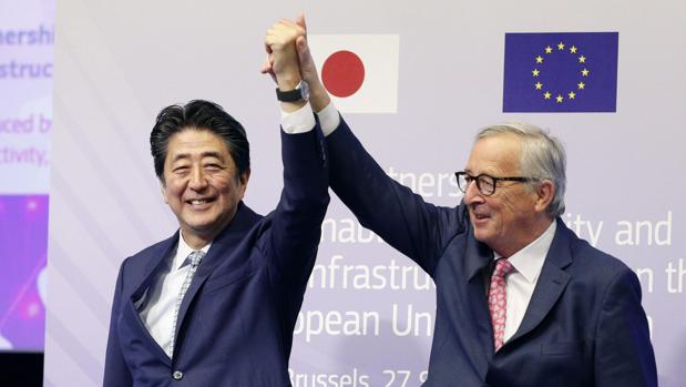 Shinzo Abe, primer ministro nipón, y Jean-Claude Juncker, presidente de la Comisión Europea, celebran el acuerdo
