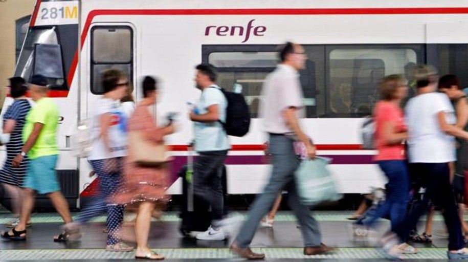 Los billetes del tren «low cost» de Renfe, a la venta desde enero y otras cuatro noticias económicas