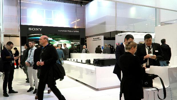 Vista general de la feria ISE 2020 de Ámsterdam, que ha abierto sus puertas este miércoles por segundo día consecutivo con normalidad