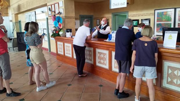 El impacto del coronavirus en el turismo restaría, como mínimo, una décima al PIB
