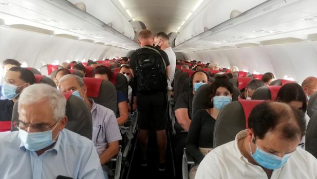 arios pasajeros se acomodan antes del despegue de un vuelo en el aeropuerto Adolfo Suárez-Barajas en Madrid