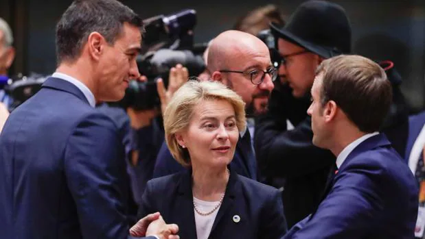 El presidente del Gobierno, Pedro Sánchez (izda) junto a la presidenta de la Comisión Europea, Ursula Von der Leyen (centro) y el presidente de Francia Emmanuel Macron (dcha)