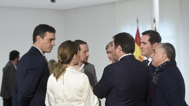 Firma de la subida del salario mínimo presidida por Pedro Sánchez, junto a Pablo Iglesias, Calviño, Yolanda Díaz y representantes de los sindicatos