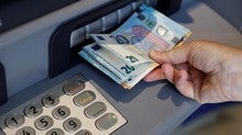 Un ciudadano saca dinero de un cajero de una entidad bancaria en Madrid