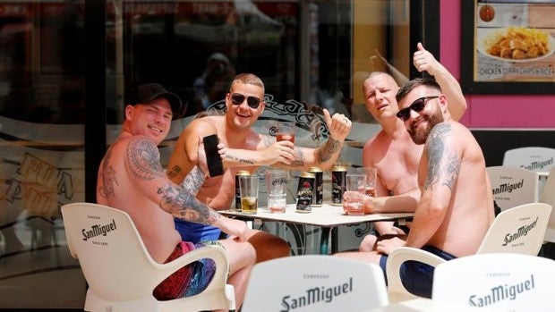 Un grupo de turistas británico en una terraza de Benidorm