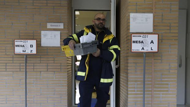Un empleado lleva el voto por correo a un colegio electoral el 20-D