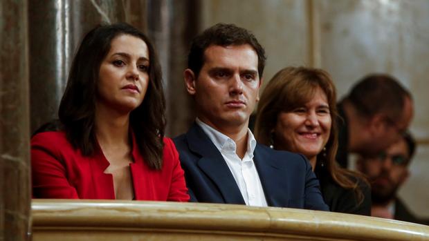 Inés Arrimadas y Albert Rivera, ayer junto a la independentista Laura Borràs en el Parlamento catalán