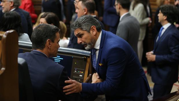 Juan José Cortés charla con el presidente del Gobierno en funciones, Pedro Sánchez, durante la sesión constitutiva de las Cortes, en mayo
