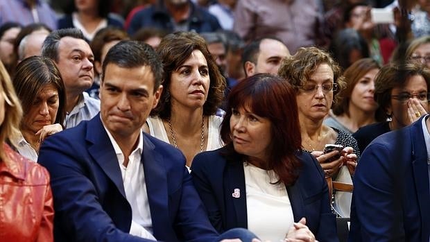 Pedro Sánchez. Detrás de él, Irene Lozano