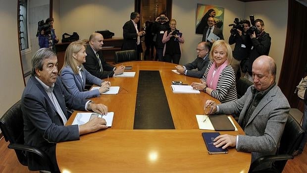 Reunión entre Foro Asturias y PP para fijar las condiciones de la alianza electoral.