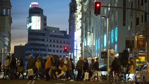 Decenas de personas cruzan por la Gran Vía, junto a la nueva tienda de Primark