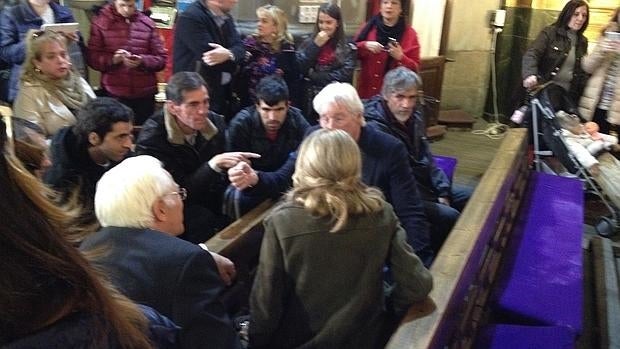 Gere charla con los «sin techo» y con el padre Ángel en la iglesia de San Antón