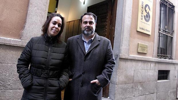Helena Galán y Javier Mateo, a las puertas del centro de salud